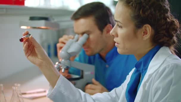 Wetenschap onderzoekers team lab onderzoek doen. Wetenschapper onderzoek op tablet pc — Stockvideo