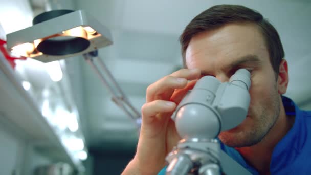 Microscope médical masculin. Gros plan du médecin scientifique à travers le microscope — Video