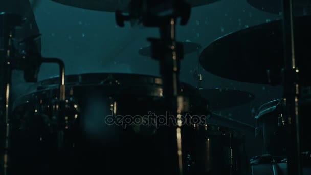 Il batterista suona la batteria sotto la neve che cade. Uomo tamburino silhouette — Video Stock
