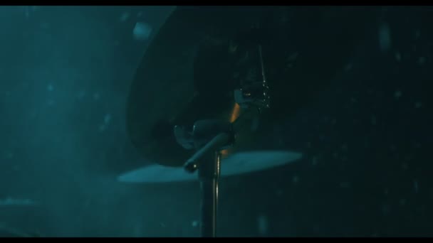 Drummer playing drums under snow falling. Drummer playing drumset — Stock Video