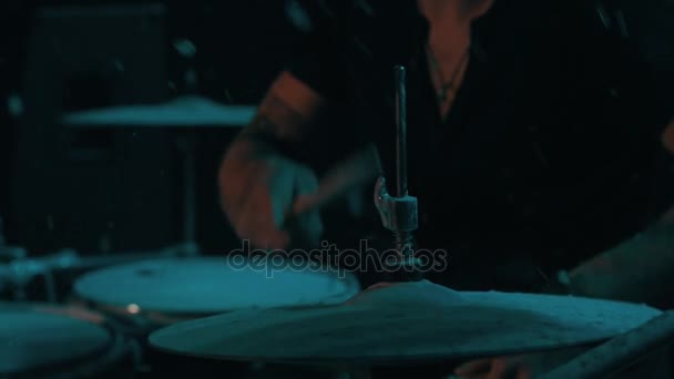 Baterista tocando en el kit de batería. Baterista tocando la batería — Vídeos de Stock