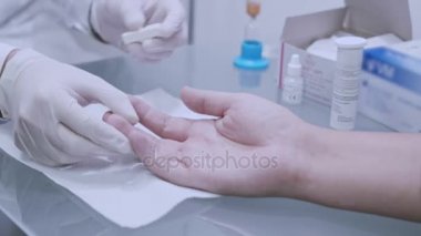 Parmak kan testi. Doktor kan analizi yapıyor. lancelet kullanarak doktor eller