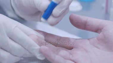 Doktor elini patinent parmak kan testi laboratuarda al. Kan testi yakın çekim
