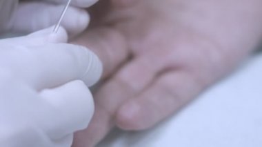 Kan örneği üzerinden parmak alarak. El eldiven çizmek kan parmağında yakın çekim