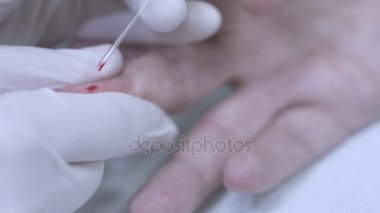 Kan parmak çizin. Parmak kan testi örnek. Parmak kan alımı