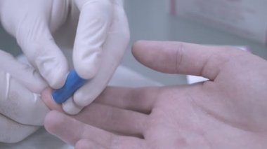 Kan testleri için parmak delik. Alarak kan örneği. Tıbbi iğne vurdu