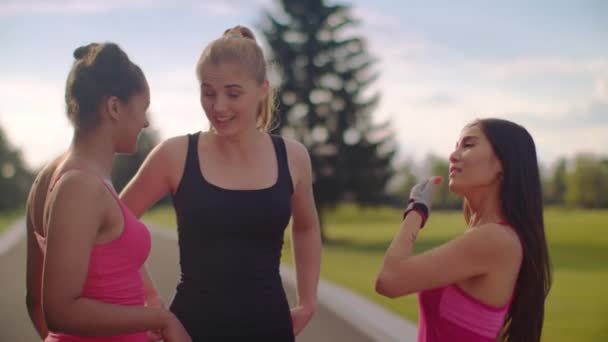 Mujeres multiétnicas hablando al aire libre. Grupo multiétnico de mujeres — Vídeo de stock