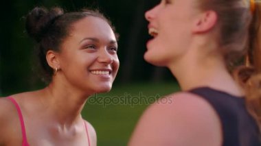 Multi ırksal kız yaz park konuşuyor. Çok etnik kız closeup