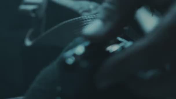 Chargement du chargeur de munitions. Préparation au tir au fusil. Arme de chargement 