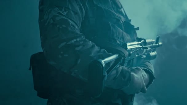 Soldat mit Kalaschnikow. stehende Silhouette Soldatengewehr