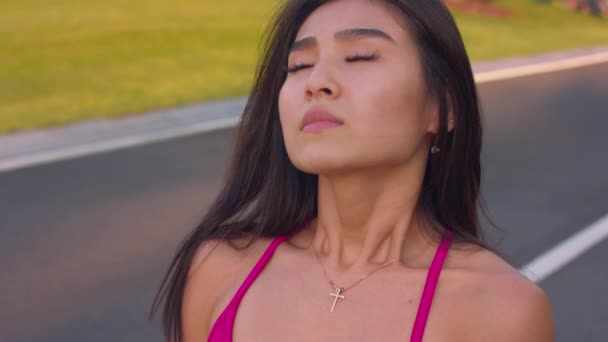 Unavená žena, otřel si obličej ručníkem po fitness cvičení. Sexy Asijské žena tvář — Stock video