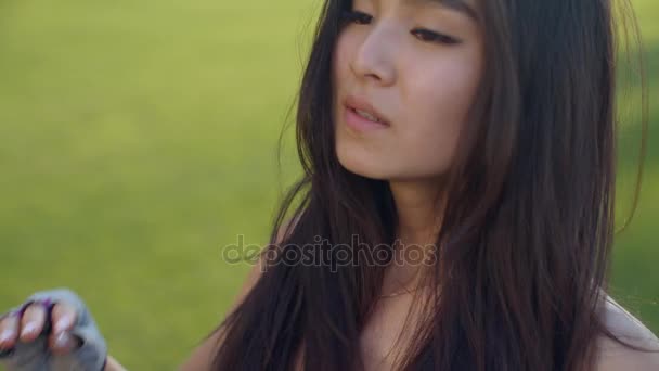 Chica asiática de cerca. Cara de mujer sexy. Primer plano de la mujer sensual coqueteando — Vídeos de Stock
