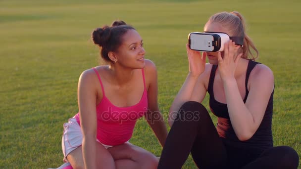 Jonge vrouw dragen van virtual reality headset. Verschillende vrienden met behulp van vr headset — Stockvideo