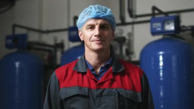 Fabrika işçisi portre. Endüstriyel adam kameraya bakıyor. Sanayi adam portresi