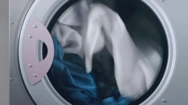 Endüstriyel kurutma makinesi çalışıyor. Kurutma makinesi giysilerle kurutma