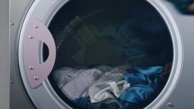 Endüstriyel çamaşır makinesi. Çamaşır makinesi giysi yükleme yakın çekim
