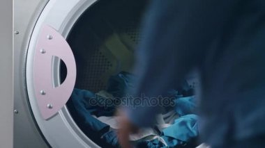 Endüstriyel kurutma makinesi Çamaşırhane. Giyim çamaşır makinesinde. Çamaşırhane yapıyor işçi