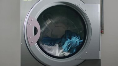Endüstriyel çamaşır makinesi üniformalı yükleme kadın. Endüstriyel çamaşır giyim