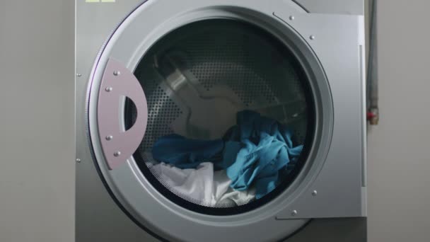 Uniforme de chargement femme dans la machine à laver industrielle. Vêtements de lavage industriels — Video