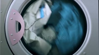 Çamaşırhane giysi kurutma. Kurutma makinesi. Closeup sanayi çamaşır makinesi
