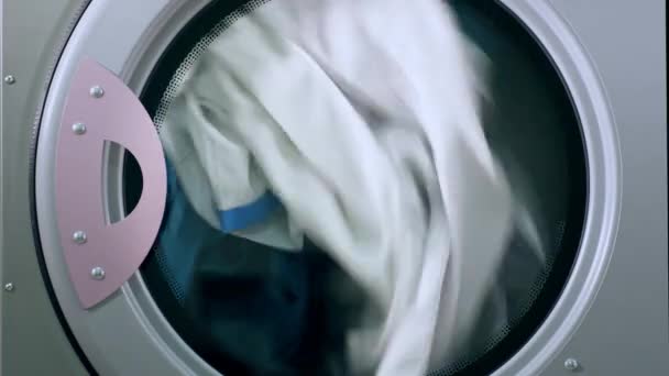 Torka tvätt kläder. Upptagningsmaskin. Närbild av industri tvättmaskin — Stockvideo