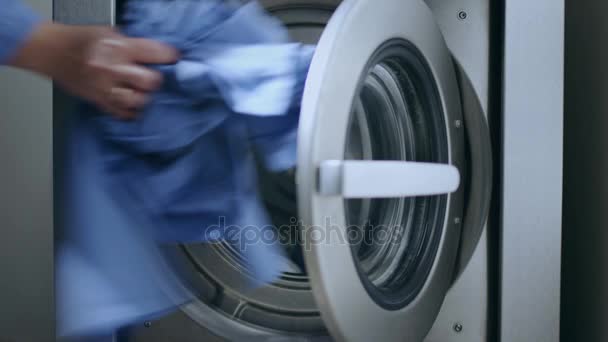 Laden wasmachine. Kleding wasmachine machine te laden. Wasserij wassen — Stockvideo