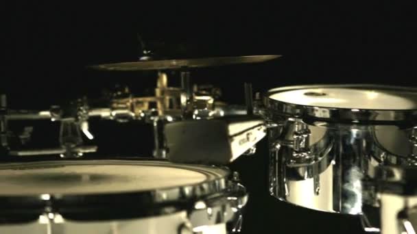 세트 드럼 어두운 스튜디오입니다. 뮤지컬 드럼입니다. 악기 드러 머입니다. 드럼 키트 — 비디오