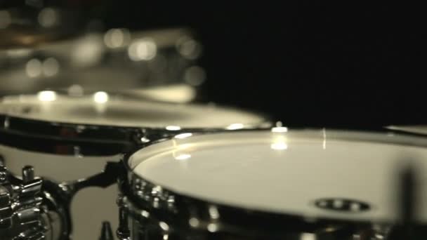 Kit de batería musical estudio oscuro. Conjunto de tambores. Kit de tambor. Instrumentos musicales — Vídeo de stock