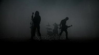 Rock grubu performans gösteren rock konseri Sahne Alanı'nda siluetleri. Rock müzik grubu