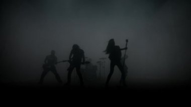 Sahne Alanı'nda konser rock müzisyenleri. Müzik rock şovu. Rock müzik performansı