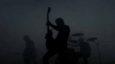 Rock müzik grubu konseri. Alternatif müzik grubu siluetleri. Rock müzisyenleri