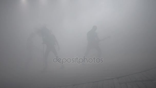 Hudební skupina silueta v kouři ve studiu. Rockový koncert kapely. Rockové hudební show — Stock video