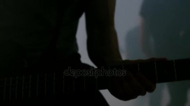 Müzisyen solo gitar çalıyor. Elektro gitar çalmak genç adam. Rock gitaristi