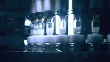 Tıbbi şişeleri imalat hattı ilaç Fabrikası'nda. Kalite kontrol