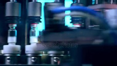 İlaç kalite kontrol. Tıbbi şişeleri. İlaç üretim hattı