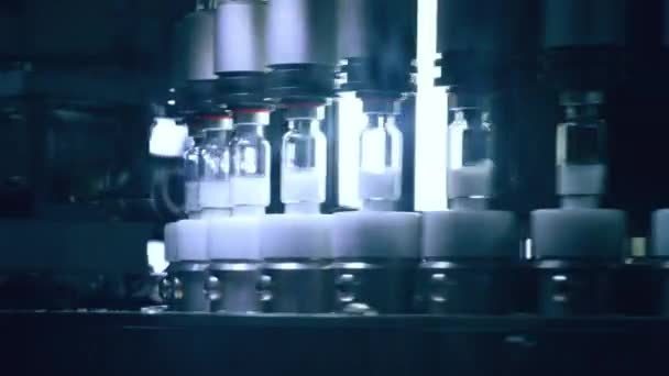 Linea di produzione di fiale mediche presso la fabbrica farmaceutica. Controllo qualità — Video Stock