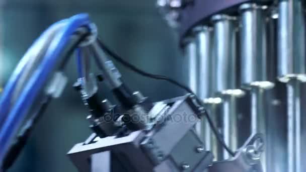 Ramach zautomatyzowanej linii produkcyjnej. Zbliżenie urządzenia przemysłowe — Wideo stockowe