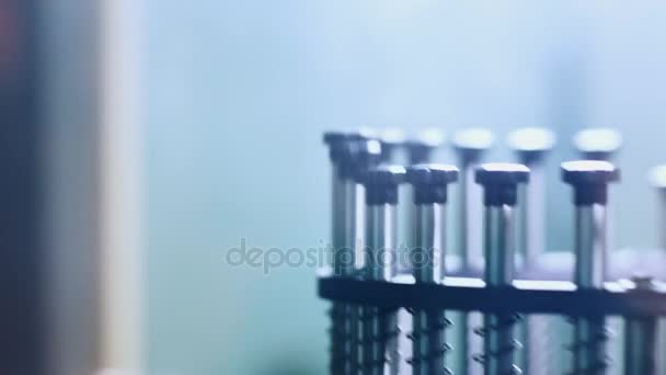 Flacons pharmaceutiques processus de fabrication. Ampoules médicales sur la ligne de production 
