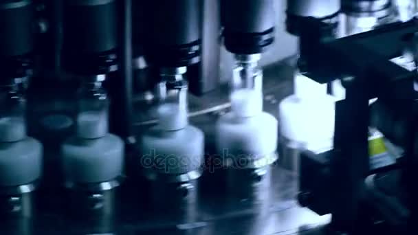Medizinische Ampullen auf der pharmazeutischen Fertigungslinie. Qualitätskontrolltechnologie — Stockvideo
