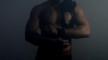 Mma savaşçı eldiven giymiş. Karışık dövüş sanatları savaşçı battle hazırlar