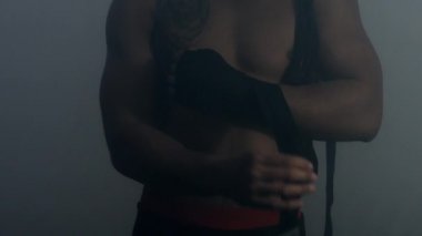 Savaşçı mma koruyucu bandaj. Savaşçı Mma savaş hazırlamak. Boksör eldivenleri