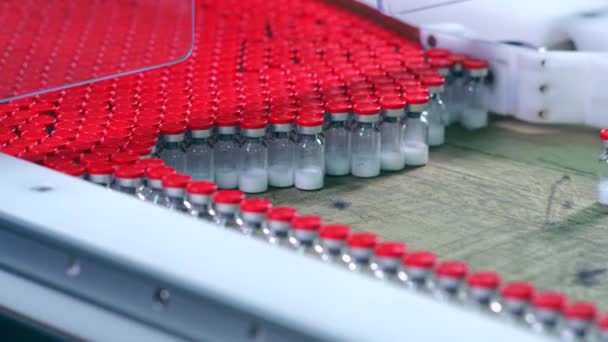 Flaconi farmaceutici alla linea di produzione. Processo di fabbricazione farmaceutica — Video Stock