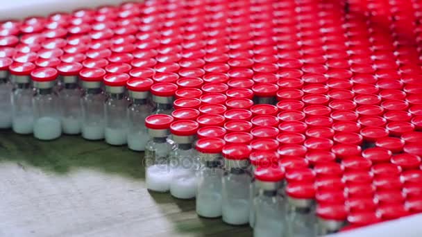 Geneeskunde flessen productielijn in farmaceutische fabriek. Medische flessen — Stockvideo