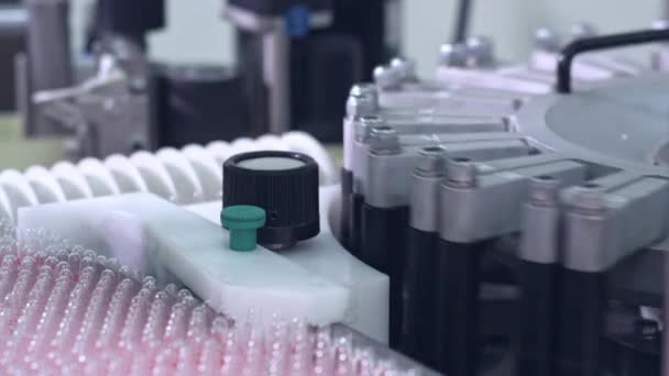 Línea de producción de ampollas médicas. Equipos industriales en planta farmacéutica — Vídeo de stock