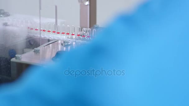 Farmaceutiska produktionslinje. Medicinsk injektionsflaskor på automatiserade produktionslinje — Stockvideo