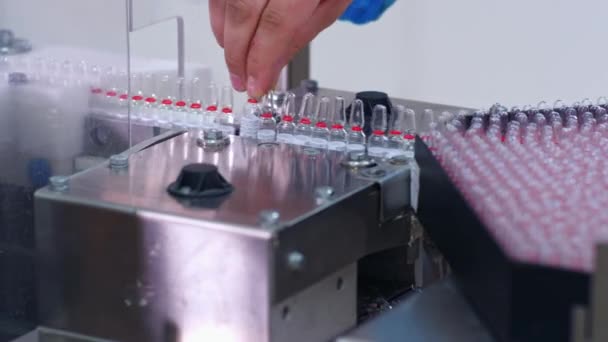 El üretim hattı üzerinden iki tıbbi ampul götürün. İlaç fabrikası — Stok video