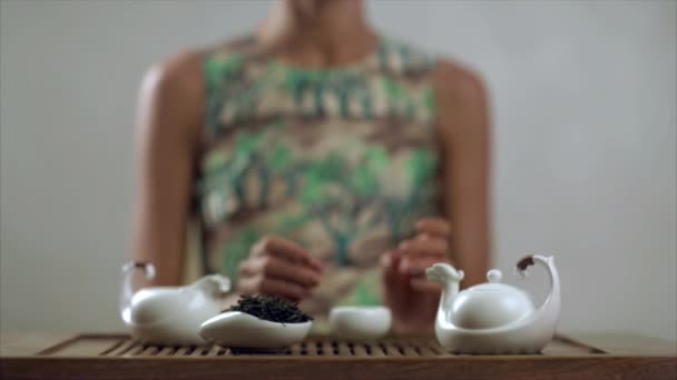 전통 다도. 차 마시는 준비의 전통적인 과정 — 비디오