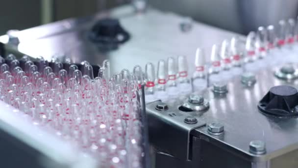 Línea de producción farmacéutica en la fábrica farmacéutica. Línea de fabricación de medicamentos — Vídeo de stock