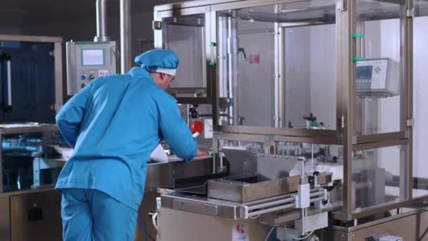Processo di fabbricazione farmaceutica di controllo del farmacista alla fabbrica della droga — Video Stock