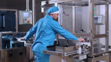 Operatör kontrol ilaç üretim süreci. İlaç ekipmanları